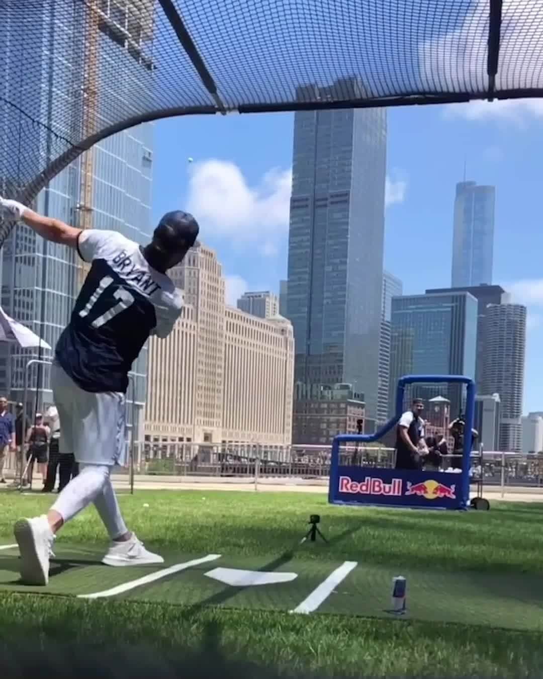 レッドブルのインスタグラム：「baseball is BACK ⚾️🙌 who else is ready to see @kris_bryant17 hitting dingers (no matter which side of the plate he's on 😂)  #baseball #mlb #openingday #redbull #givesyouwings」