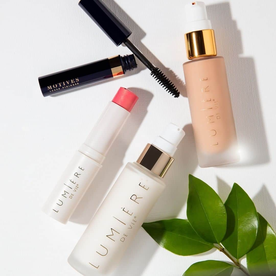 Motives Cosmeticsさんのインスタグラム写真 - (Motives CosmeticsInstagram)「If you had to get ready with ONLY FOUR items, which would they be?  We would get ready with our @Lumieredevie Matte Moisturizer & Pore Minimizing Serum, add a pop of color with the NEW LDV Lumi-Sticks, and finish with Mascara for flirty lashes. . . . . . #motivescosmetics #motives #makeup #beauty #makeupartist #mua #girlboss #entrepreneur #beyourownboss #everydaymakeup #naturalmakeup #everydaybeauty #beautywithbenefits #nofitlerneeded #nofilter」7月25日 5時00分 - motivescosmetics