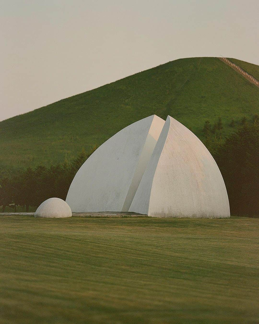 AÃRK Collectiveさんのインスタグラム写真 - (AÃRK CollectiveInstagram)「#AÃRKlikes the Moerenuma Park in Sapporo, Japan designed by Isamu Noguchi. . Photos @sebastiansabalbruce for Pleasure Garden Magazine  #isamunoguchi #sapporo #japan」7月25日 10時29分 - aark_collective