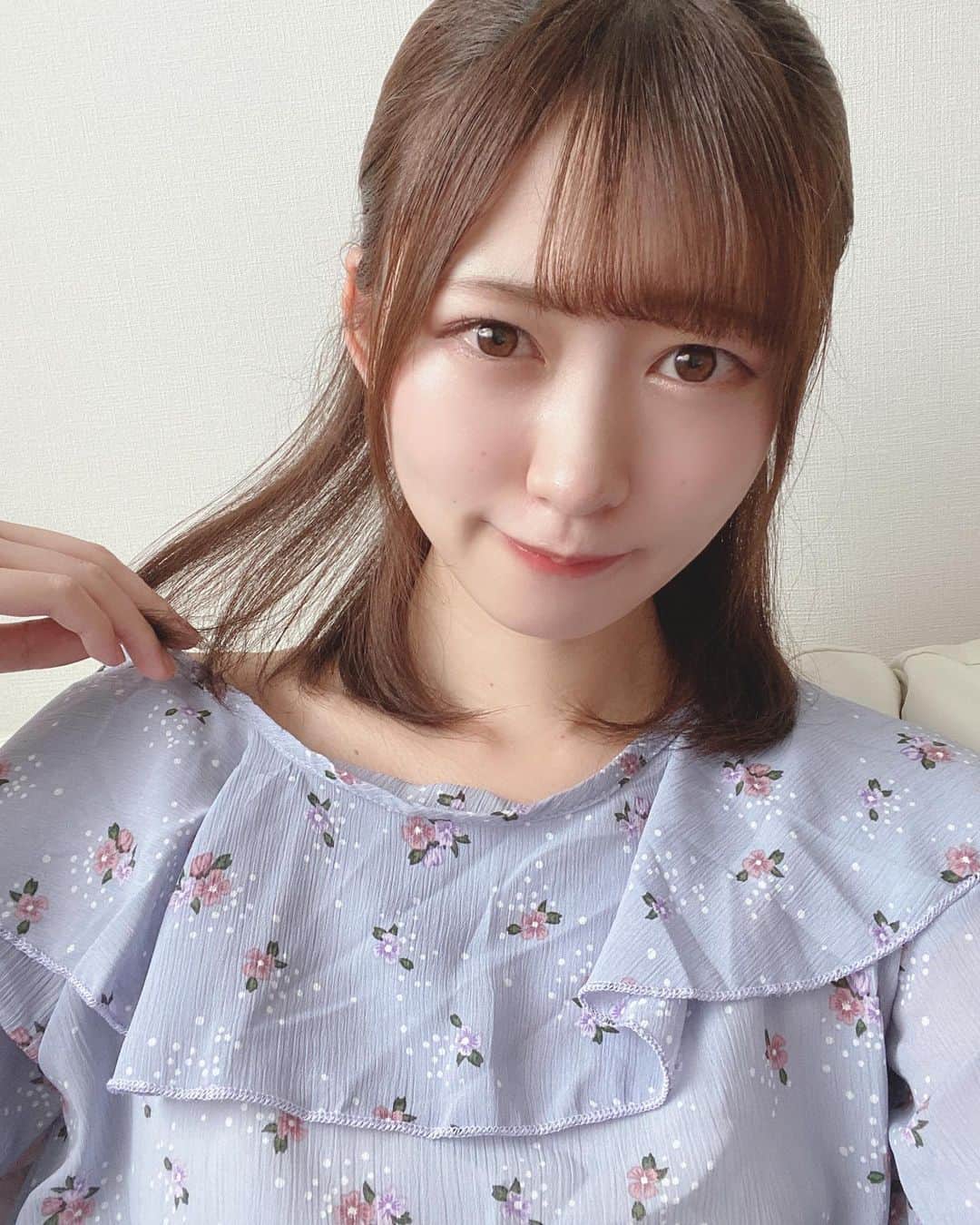 空野青空のインスタグラム：「おはよ〜〜🐔🐣☀ 今日はお歌うたってくるよん💙  #あおべへ #GRL #プチプラコーデ  #ハーフアップ #清楚コーデ」
