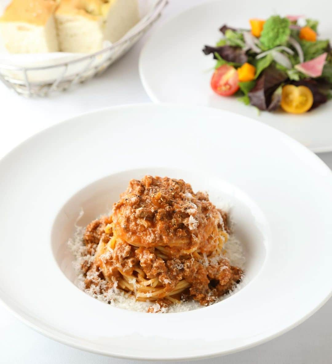 Arancino Di Mareさんのインスタグラム写真 - (Arancino Di MareInstagram)「~ Spaghetti Bolognese 🍝 #arancinodimare #spaghetti #arancino #italian #restaurant #squidink #waikiki #hawaii #foodie #salad #meatsauce #bolognese #pasta #italiano #honolulu #おいしい #アランチーノ#アランチーノディマーレ #イタリアン #ワイキキ #パスタ #ホノルル #ハワイ #111hawaiiaward #haleainaawards #festaitaliana #honolulumagazine #hawaiisbestkitchens #focaccia #oahu」7月25日 10時33分 - arancinodimare