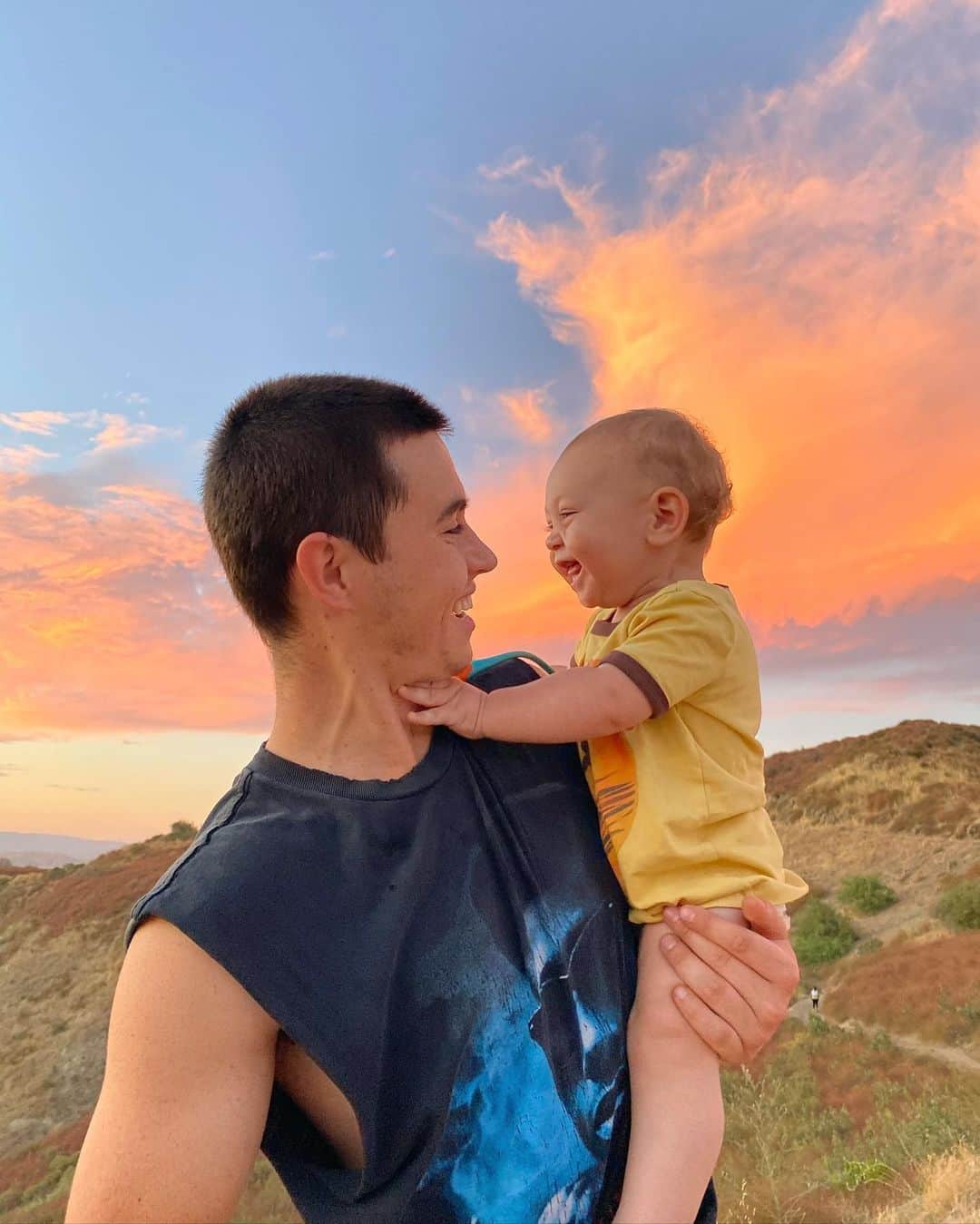 ナッシュ・グリアのインスタグラム：「Swipe to see Malakai give me the best hug ever #10months 🧡」