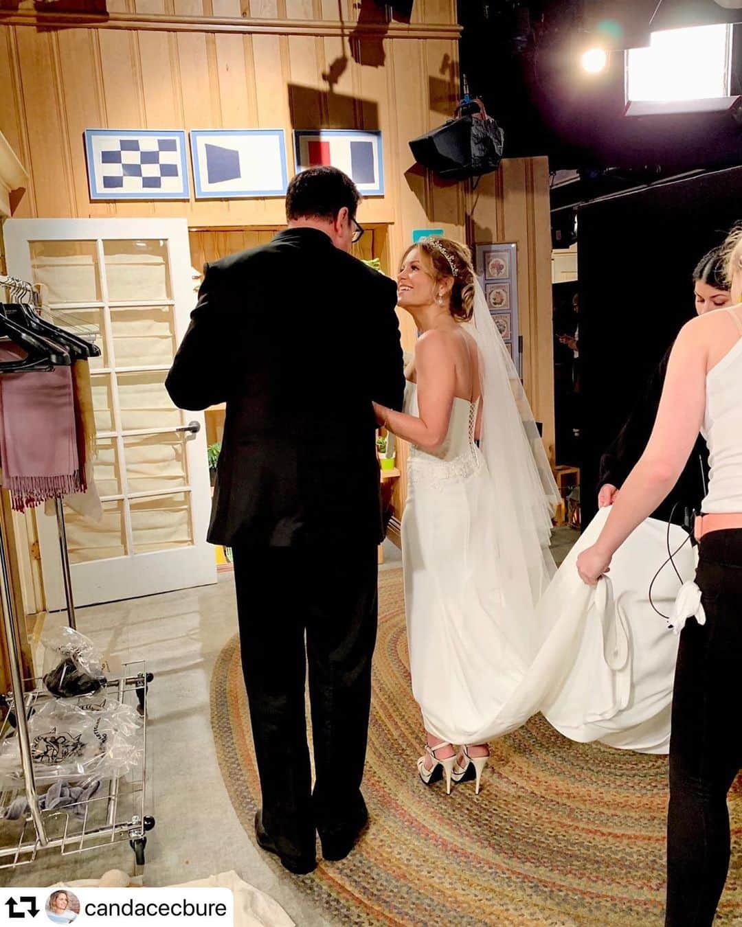 ボブ・サゲットのインスタグラム：「It’s so interesting to me how emotional I got and how much I enjoyed walking DJ down the aisle at the end of @FullerHouse. Maybe it’s just ‘cause I love Candace. And DJ. So lucky to be such good friends with her all these years. ❤️  repost @candacecbure・・・ Precious moments before walking down the “aisle” 💙 @fullerhouse @netflixfamily #fullerhouse #tvwedding #fullerfamily」