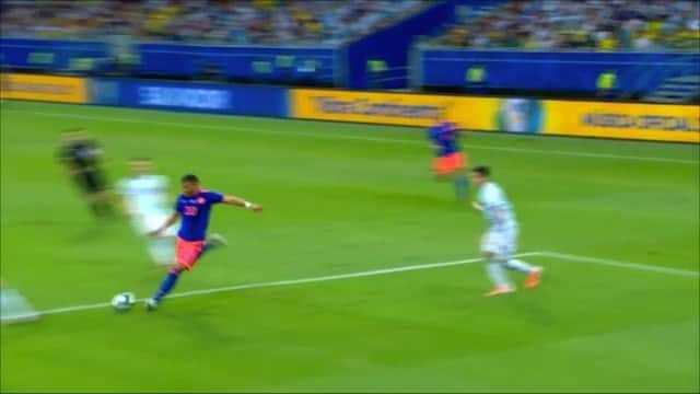 サッカー コロンビア代表チームのインスタグラム：「‪¡Revivamos 2 grandes triunfos! ‬  ‪Este sábado 25 y domingo 26 de julio desde las 10:15 a.m. por el @golcaracol vuelve a ver el partidazo 🆚 Brasil por la Copa América 2015 y el triunfo 🆚 Argentina en la Copa América 2019.‬  ‪#EnModoCopaAmérica‬ ‪#ViveElGolCaracol‬」
