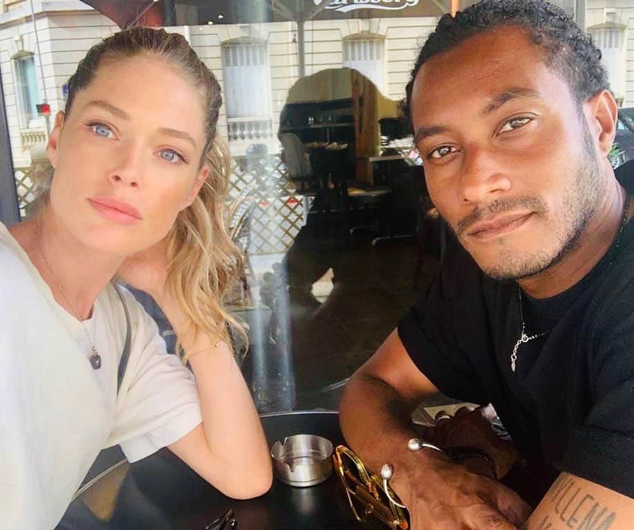 サネリー・ジェームズのインスタグラム：「Curiousness. ♥️🧿」