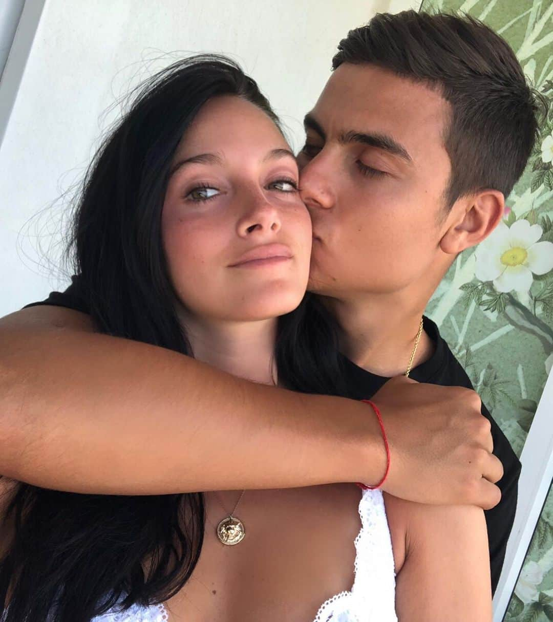 Oriana Sabatiniさんのインスタグラム写真 - (Oriana SabatiniInstagram)「Y con ese papelito empezaron estos dos años de mucho amor y bastante locura ❤️ te amooooo, por muchos mas mi amor @paulodybala !!!! (Era cafe porque no me gusta el mate 😂)」7月25日 5時37分 - orianasabatini