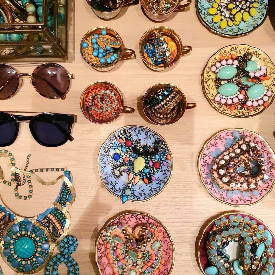 近藤麻理恵さんのインスタグラム写真 - (近藤麻理恵Instagram)「Jewelry organization tip: Store items in fun, colorful trays for a joy-sparking display. Great job, @bighouseminihouse!」7月25日 5時41分 - mariekondo