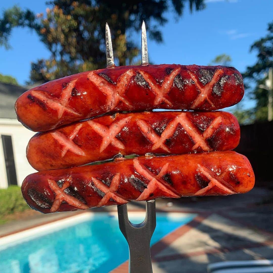 ジョンソンヴィルのインスタグラム：「The weekend grilling forecast calls for sausage. Lots of it. (📷 @the_kamado_bro)  #SausageFansAreTheBestFans #BetterWithSausage #SocialDistancingWithSausage #bratwurst #sausage #grillingseason #summervibes」