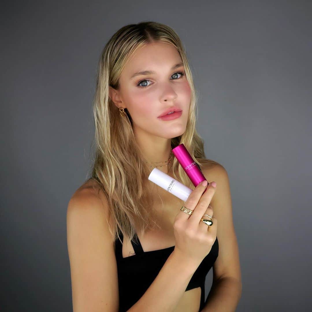 Joy Corriganのインスタグラム：「What’s your favorite scent right now? 🍐🌷😻 Just got my @scentbird fragrances in the mail and I’m obsessed with them! 💗 Rebecca Minkoff and Bitch Please by Confessions of a Rebel are my new favs!  Scentbird is actually pretty cool! 🙌🏻 It’s a monthly subscription service where you can sample over 600 fragrances from brands like #Prada, #Gucci and #Versace and you can choose a new fragrance every month! 🍓🍫  Use my coupon code "joycorrigan" for 30% off your first month! #ad #scentbird」