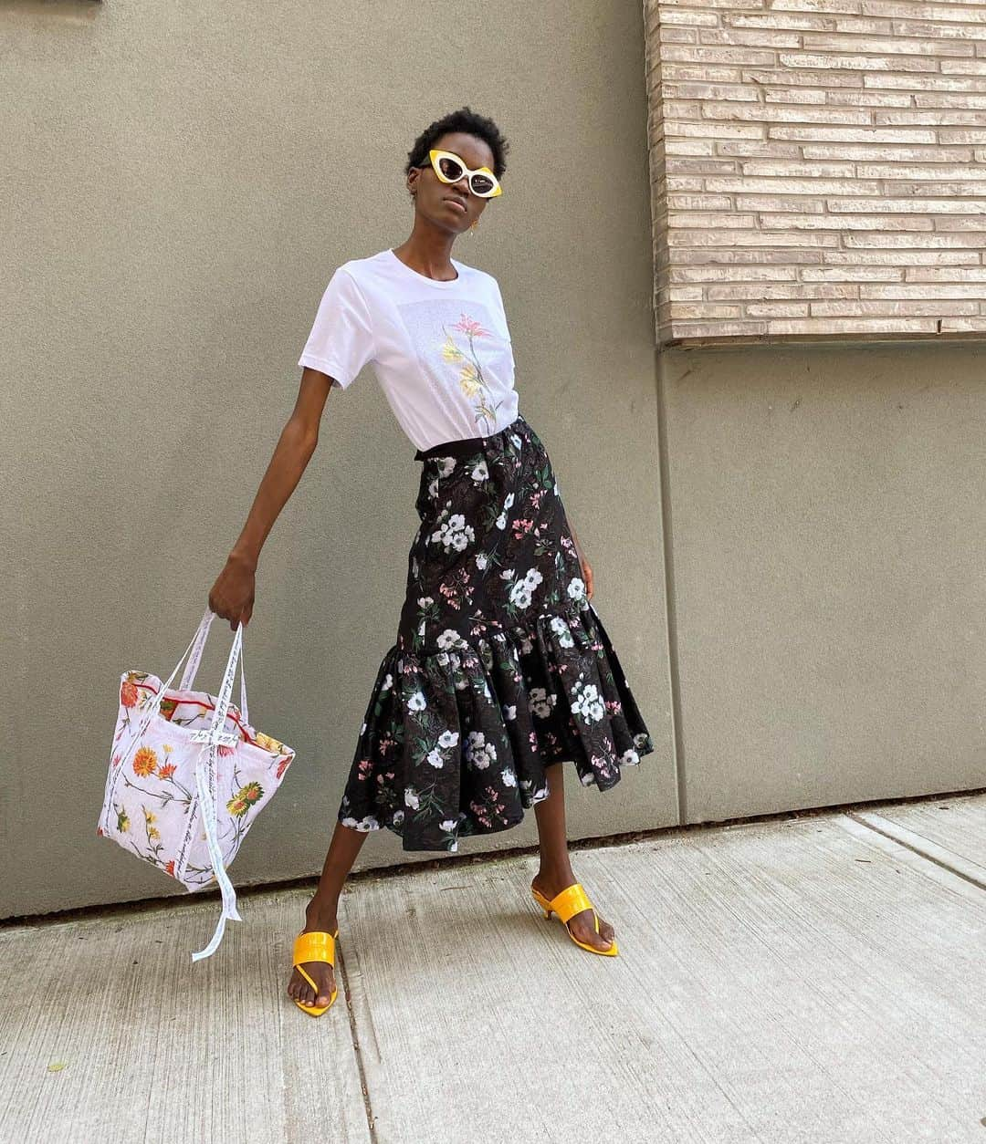 プラバルグルンさんのインスタグラム写真 - (プラバルグルンInstagram)「Printed Matter - Tap to shop the Stem Floral Printed Tee & Limited Edition Floral Jacquard Tote, available exclusively on PrabalGurung.com  #PrabalGurung #ShopPrabalGurung #FemininityWithABite #StrongerInColour」7月25日 5時50分 - prabalgurung