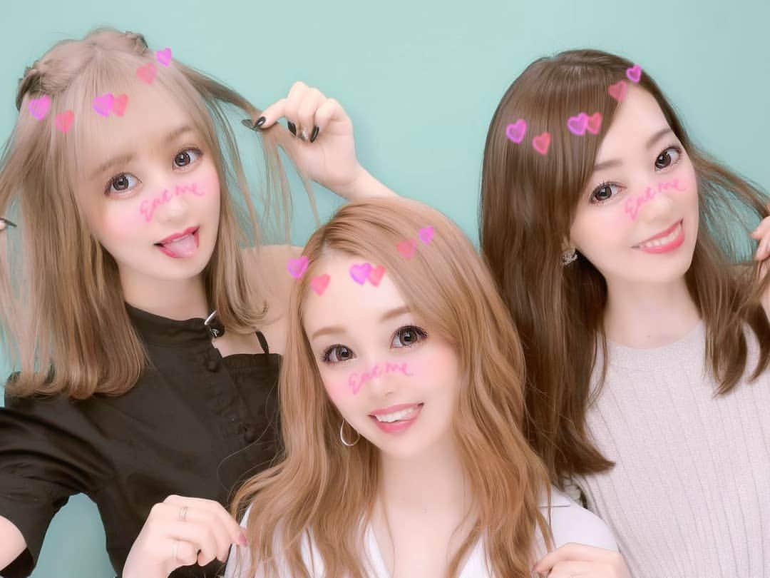 杉山由紀子のインスタグラム：「3人でティファニーカフェ行った日♬ * 久しぶりのプリクラは衝撃が沢山🤭 @mina_mi_chan  @sy_cha0118  と💗💗💗 * * #ティファニーカフェ #キャットストリート #tiffanycafe #cafe #cute #原宿 #表参道 #プリクラ」