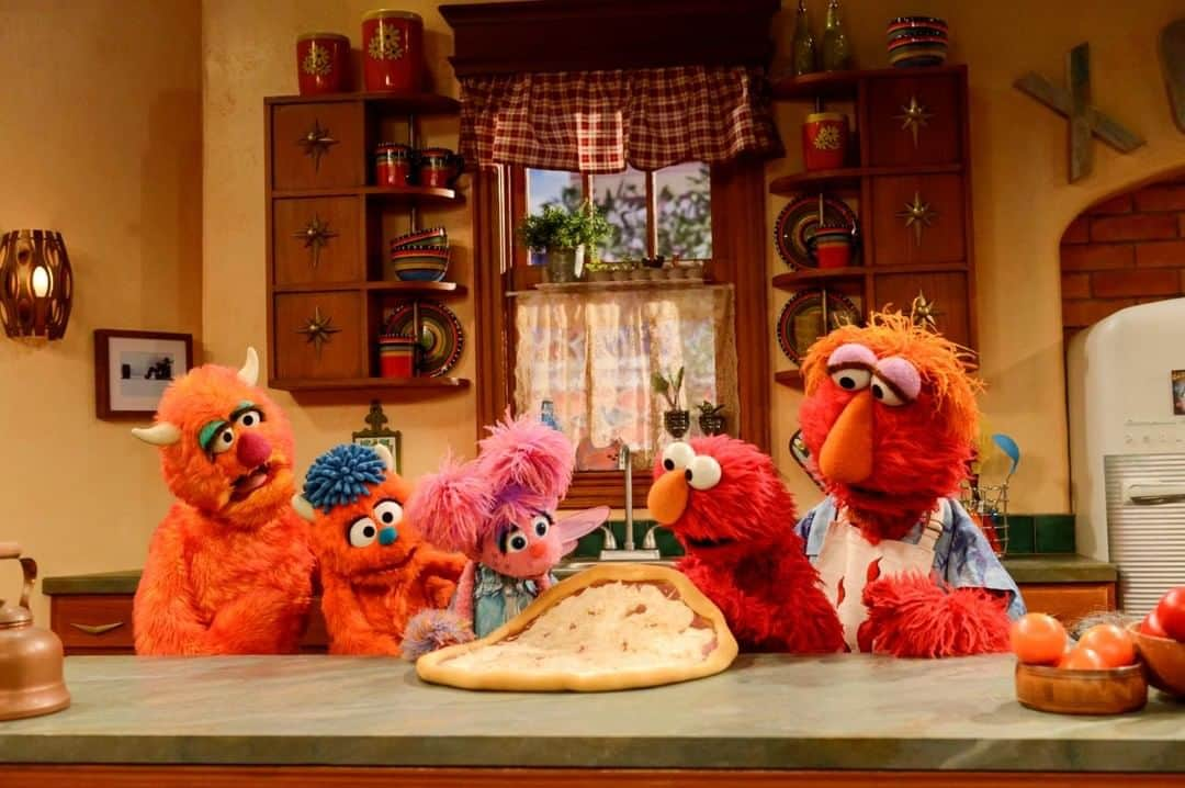 セサミストリートさんのインスタグラム写真 - (セサミストリートInstagram)「Pizza night is the best night! Tag your Friday night pizza pals! • • • #sesamestreet #pizzaofinstagram #pizza #pizzanight #elmo #abbycadabby #elmosdad #parenting #kidscontent #momlife #dadlife #fridayfeeling #fridaynight #fridayfun」7月25日 6時01分 - sesamestreet