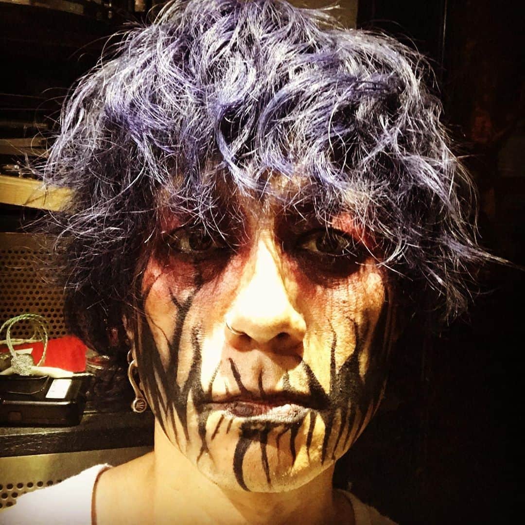 Ju-kenのインスタグラム：「髪の色、ステキやーん♫ さすが、マイサワくん、「色落ちを楽しんで下さい」ですと、、、ですと。。。 @anthologyhair   生ライブが出来なくなって、エンタメの在り方もかなり変わってきてますね  取り残されるジジイ 変化について行くジジイ 何にも変わらないジジイ  色んなジジイが居ますが、みんな音楽好きで、明日の自分に賭けてるってことは共通です  みんなもそれぞれのやり方で、生き残りましょう  また、ライブで一緒に上がれます様に♫  #配信ライブ　#器材トラブルで延期　#まぁそういうこともあるわな　#機械だし　#人間だし」