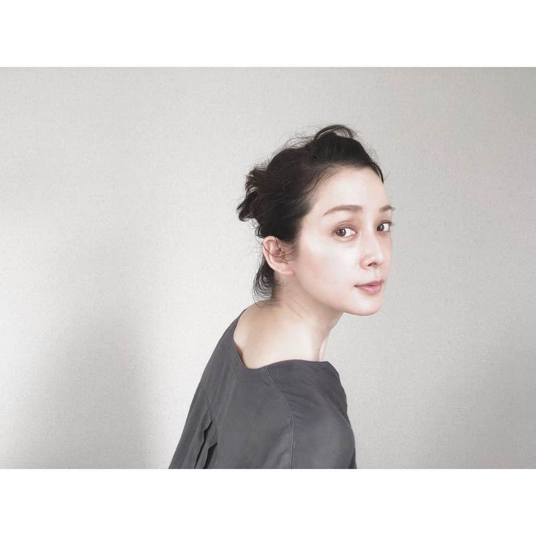 竹中友紀子のインスタグラム：「#ヘアアレンジ  自粛期間中に伸びた髪をあえて活かし、長めのヘアスタイルを楽しんでいるところ。 ついにおだんごができるようになりました^ ^ 楽だし、夏の間はこの長さキープしようかな。 秋になったらまた考えよ。」