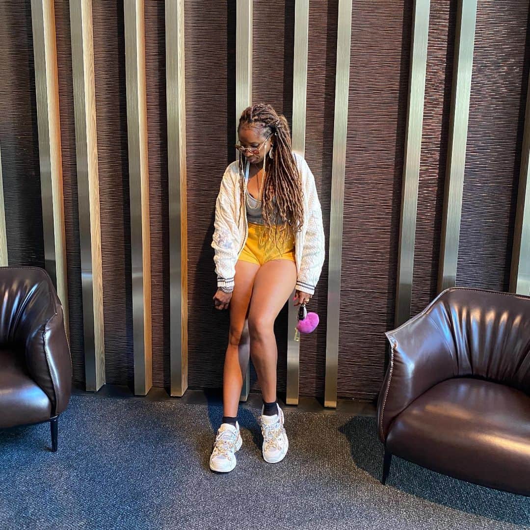 ジェニファー・ハドソンのインスタグラム：「Thank u @taylorswift for my comfy cardigan ! Some of yal might not  know but  I get cold really easy . So things like this keep me nice and warm , no matter the season ! But what keeps me warm  the most is the SUN! #cardiganmusicvideo celebration of #folklore release ! Congrats !!!」