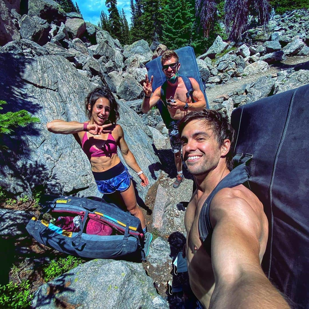 アレックス・パッチシオさんのインスタグラム写真 - (アレックス・パッチシオInstagram)「This was yesterday before the crazy storm and then trying to escape upper chaos and having a MASSIVE boulder/ rock, about 200lbs, roll over my foot🦶! 😫 . I got REALLY lucky since it was going to take my entire leg out from behind and I dove out of the way as fast and as much as I could! It ALL happened sooo fast  and then getting down from Upper in the pouring rain through the talus wasn’t so easy nor fun!!!  . My foot swelled up pretty good and has some light bruising so far and wiggling my last 3 toes hurts the top of my foot quite badly.  Was in a good bit of pain last night, BUT it feels a bit better today and the swelling is a little less so let’s hope no breaks or fractures!!! 🤞  . At least I got to laugh and hang with Really cool people, @robinoleary and @niftyjon ! 🤪 . Photo by: @niftyjon   #whataday #willlaughlater #climbing_pictures_of_instagram #friends #staysafe #hurtfoot」7月25日 6時14分 - alex_puccio89