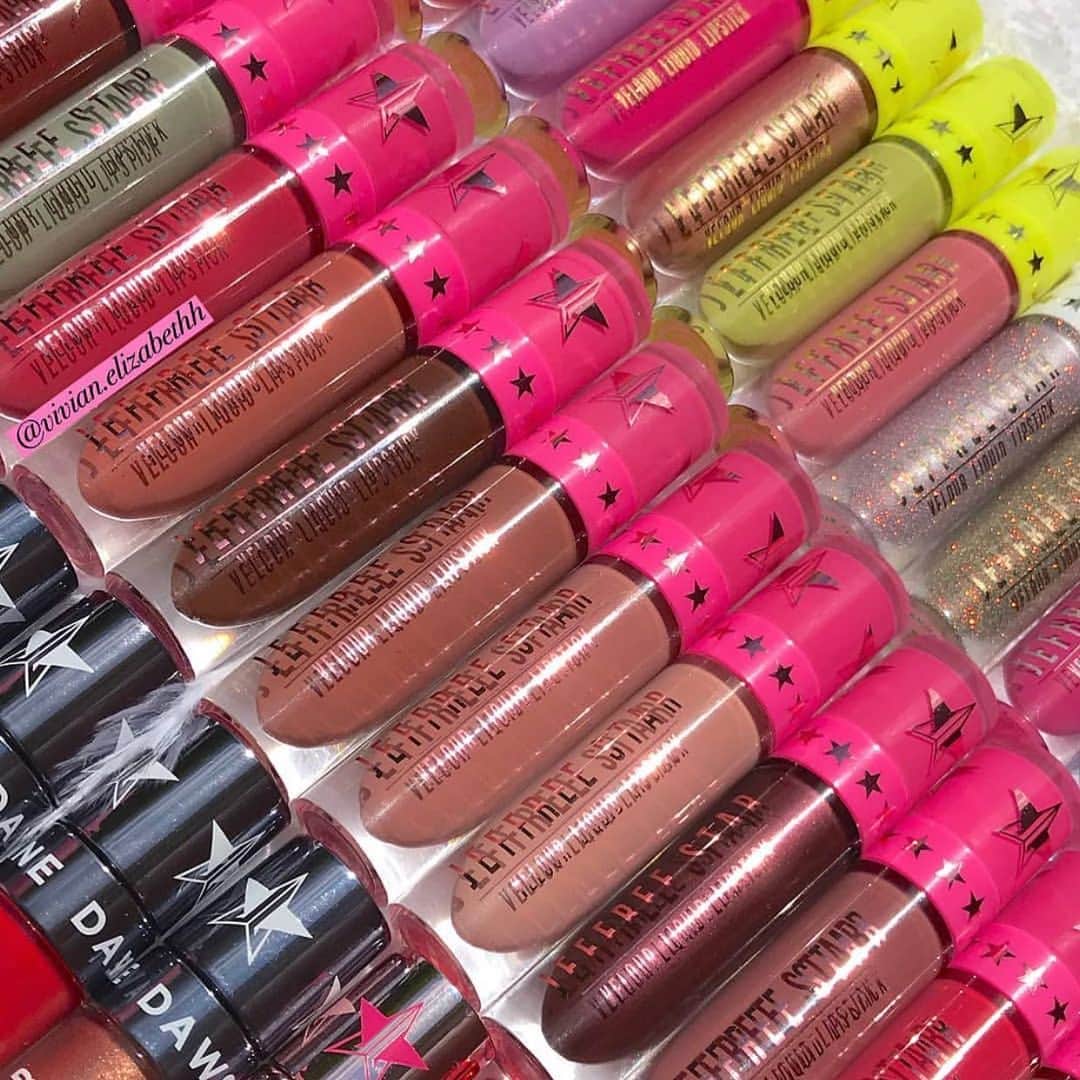 Jeffree Star Cosmeticsさんのインスタグラム写真 - (Jeffree Star CosmeticsInstagram)「Category is LIPS💄 @vivian.elizabethh lays out her iconic #velourliquidlipstick collection 💋 Do you spot any of your most loved? 🌟 #jeffreestarcosmetics」7月25日 6時12分 - jeffreestarcosmetics