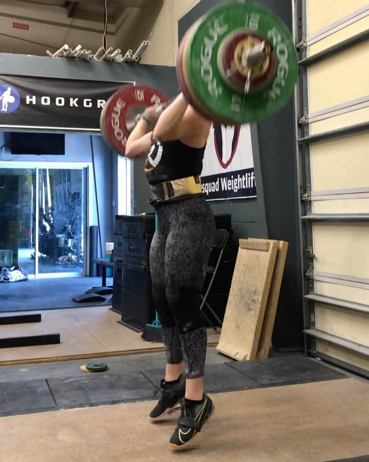 マッティ・ロジャーズのインスタグラム：「“You should post more misses” 🙄 Why I don’t like to: I usually don’t miss THAT often & if I do, it is quickly made up or fixed with drop sets. I don’t focus or dwell on misses, I figure out the issue or misstep, fix it & MOVE ON. We don’t train misses. @aimees2cents agreed this was a silly miss for me (more than likely a result of mistiming my breathing & dip on the second jerk & waiting too long, which usually is not an issue) & we’re not going to sit there and pick it apart and dissect a single miss. Pick a cue or two, be intentional with that & don’t over complicate YOUR SHIT. So instead of some of my kinda beautiful makes today, here’s a 131kg CJJ big ol miss  @roguefitness @2poodperformance @romwod」