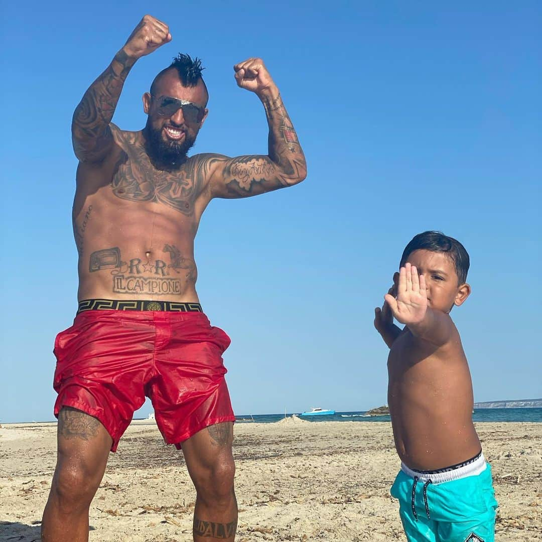 アルトゥーロ・ビダルさんのインスタグラム写真 - (アルトゥーロ・ビダルInstagram)「👑 👑🌞🏝🛥」7月25日 6時16分 - kingarturo23oficial