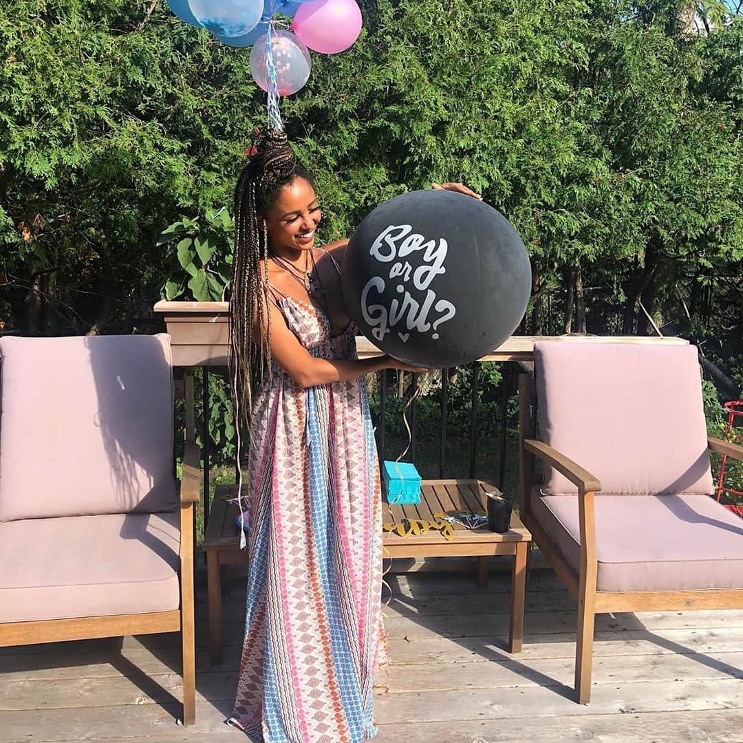 E! Onlineさんのインスタグラム写真 - (E! OnlineInstagram)「#Riverdale's Vanessa Morgan is pregnant! Her heartfelt announcement that would make Toni 𝗧𝗼𝗽𝗮𝘇 proud is at the link in our bio. (📷:Instagram)」7月25日 6時17分 - enews