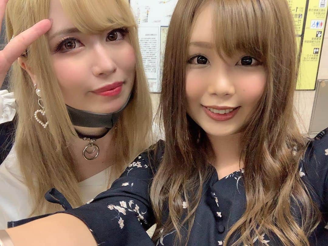 のインスタグラム：「女将と飲みに行きにっこりとしました🤗 . . . . #仲良し　#セクシー女優　#av女優　#女将　#自撮り」