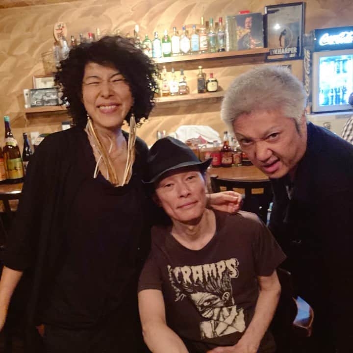 イマイアキノブのインスタグラム：「🥀新宿歌舞伎町 間違いナシ！ 青木マリ カズ(KAVACH⚡︎YAオーナー) 僕 最高の夜でした 毎度言ってますが 『君と逢う新宿vol.20』@ KAVACH⚡︎YA  #kavach⚡︎ya  #thedirtychord  #青木マリ #カズ #イマイアキノブ #imaiakinobu」