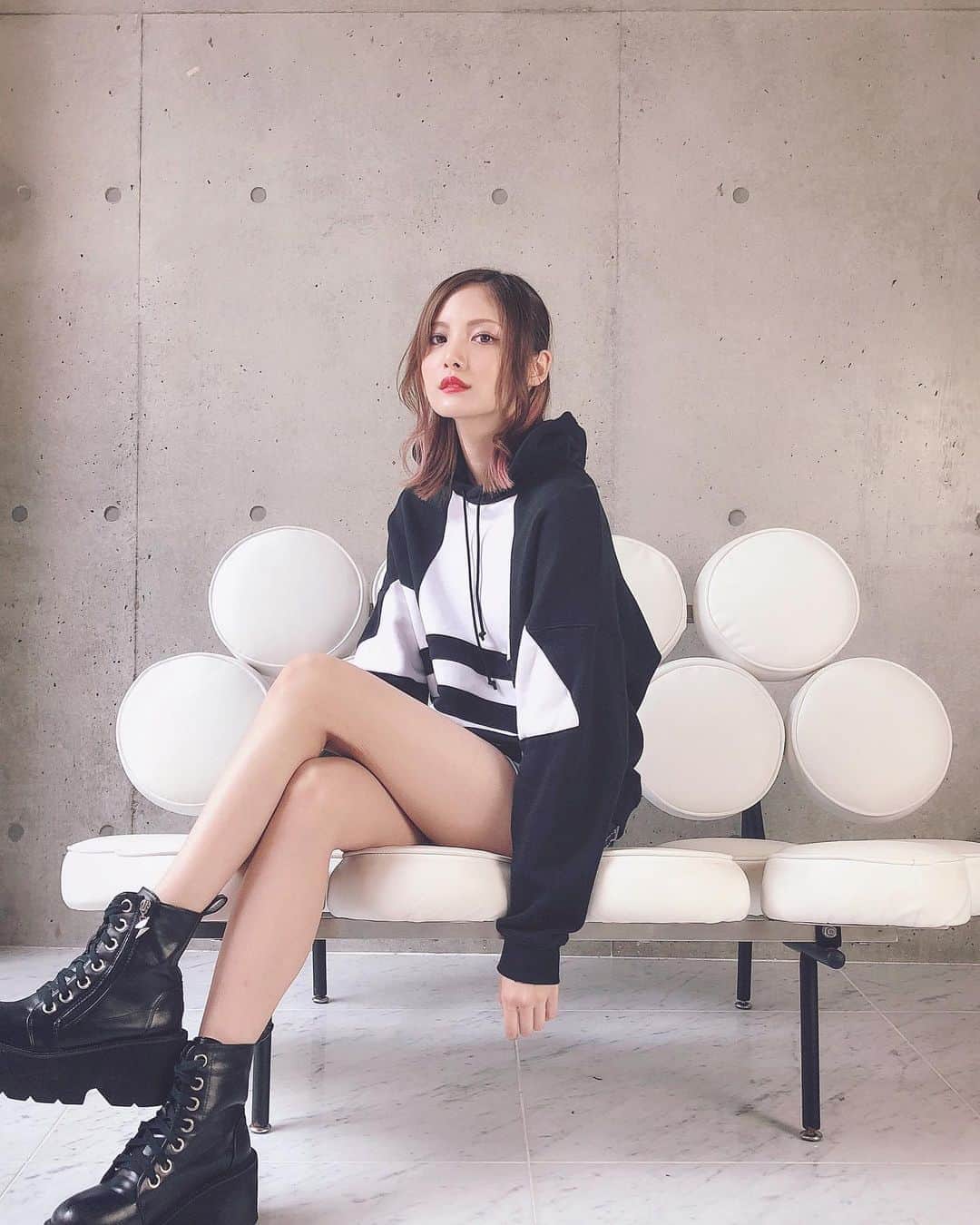 美沙玲奈のインスタグラム：「🌹 本日、26歳になりました🐾 いつも沢山のコメントありがとう。 皆様からの愛が愛おしいです💝 年齢ばかりが大人になっていきますが 焦らず、私らしくマイペースに。 毎日を楽しみながら過ごしていく‼ これからもどうぞ宜しくお願いします🤝  皆様にとって良い1日になりますように🍀  麻木玲那」