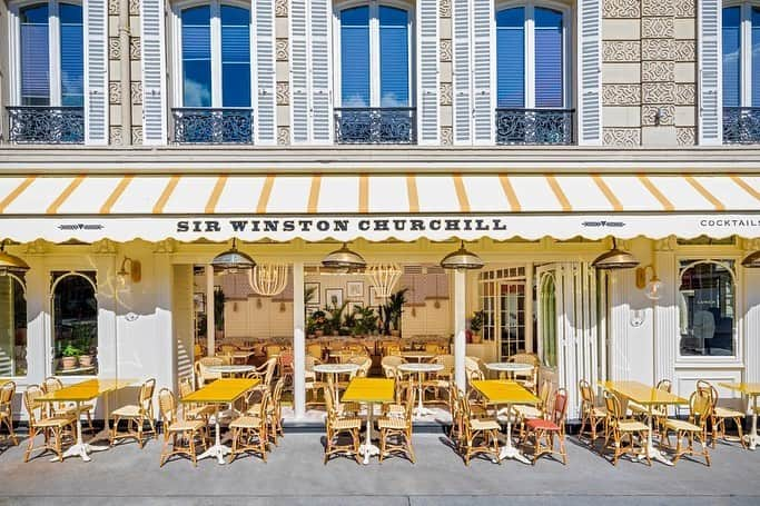 Vogue Parisさんのインスタグラム写真 - (Vogue ParisInstagram)「#VogueAddressBook The Sir Winston on rue de Presbourg has had a facelift. With a new interior design by Laura Gonzalez with colored benches, greenery, tables orned with floral motifs and a beautiful terrace to enjoy the sun.」7月25日 6時41分 - voguefrance