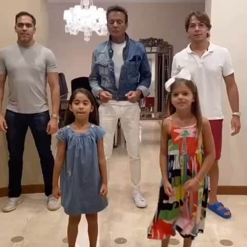 パストール・マルドナドのインスタグラム：「Día de amigos - familia. Friends - Family day.  ——————————————————— #dance #family #friends @augusto_farfus #enjoy #live #forever #parasiempre #union #friendship #bailando #tiktok #love #instagood #instafun #likesforlike #vickyfarfus #vickymaldonado #augustofarfus #carlocerlati」