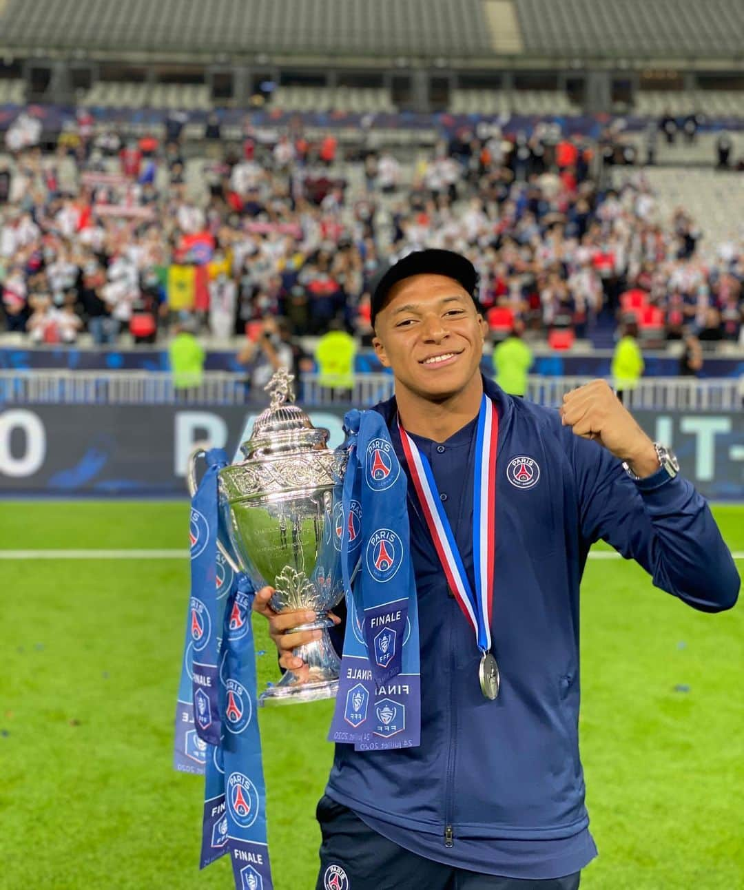 キリアン・エムバペさんのインスタグラム写真 - (キリアン・エムバペInstagram)「I LOVE THIS FEELING 🏆 @psg」7月25日 6時50分 - k.mbappe