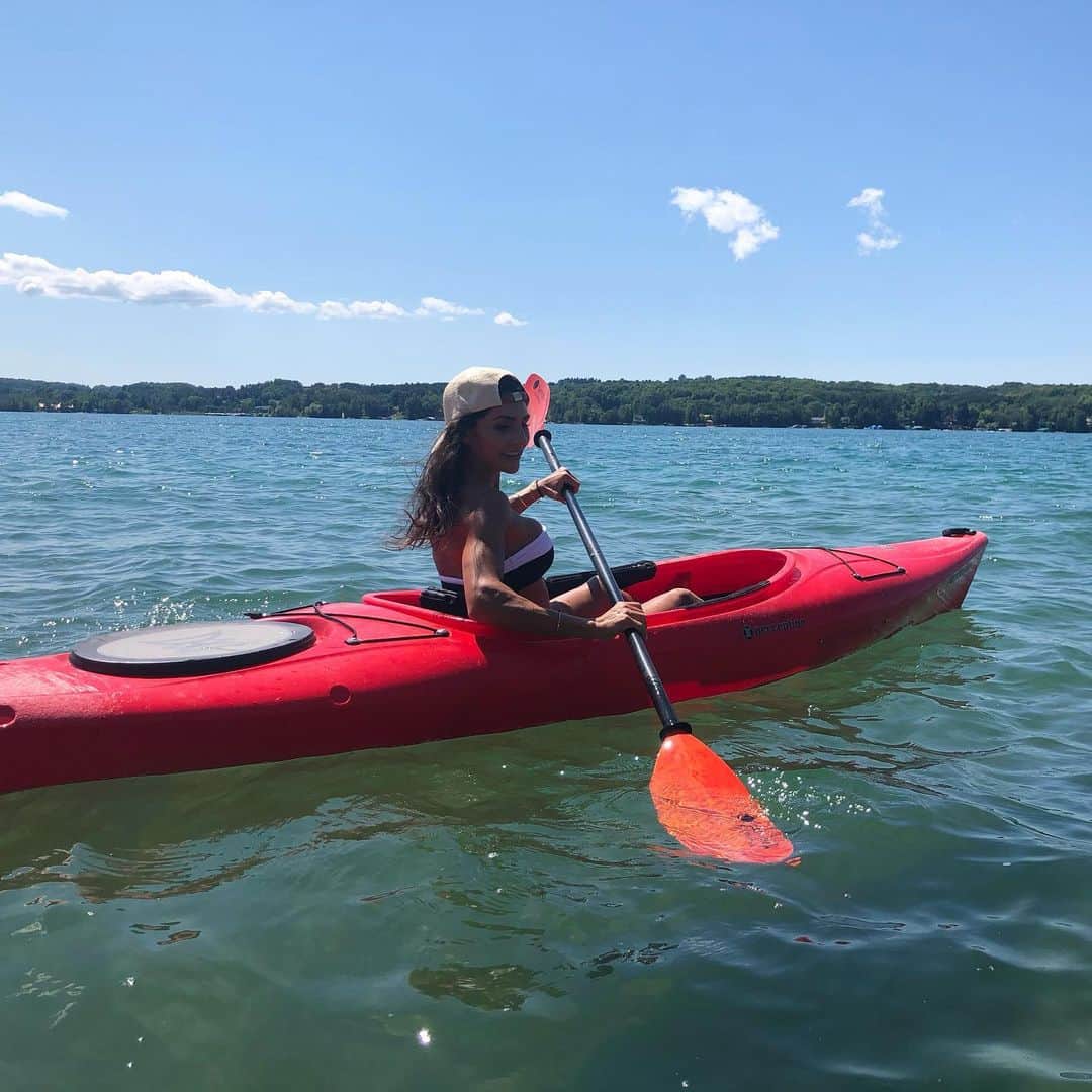 Alexia Clarkさんのインスタグラム写真 - (Alexia ClarkInstagram)「This is the first time I’ve ever touched a kayak. I had no idea what I was doing. I kept going backwards when I was trying to go forwards and forwards when I was trying to go backwards. On top of that there were a lot of people who know how to kayak that were all watching me fail. No matter who you are you’ll always be doing something for the first time. You may feel stupid, or like you don’t know what you’re doing BUT that means there’s opportunity to grow and learn. So if you’ve never touched a dumbbell before in your life or taken your first step on your fitness journey remember we’ve all been there in some way. Stay strong and embrace the struggle because it will make you stronger.   www.alexia-clark.com   #alexiaclark #queenofworkouts #queenteam #queen2020 #kayak #first #beginner #beginnerworkouts #fitness #fitspo #motivation #fitnessmotivation #fitforHisreason #fitfam」7月25日 6時55分 - alexia_clark