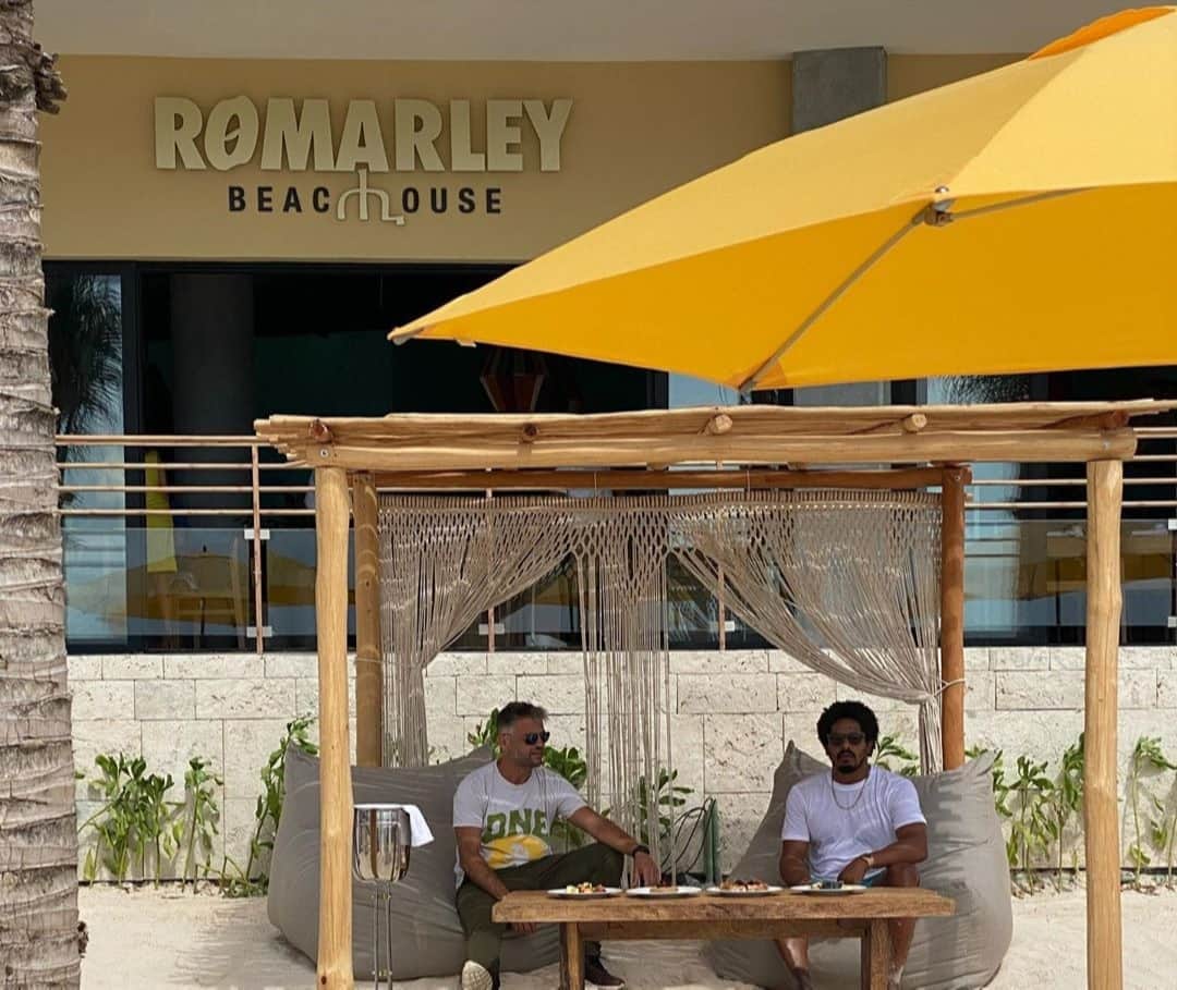 ボブ・マーリーさんのインスタグラム写真 - (ボブ・マーリーInstagram)「@romarley's new @romarleybeachhouse 🏨🏖 launches TODAY in #PuertoMorelos, Mexico! Learn more at romarleybeachhouse.com (link in story). #rohanmarley #marleyfamily #LEGACY」7月25日 7時01分 - bobmarley