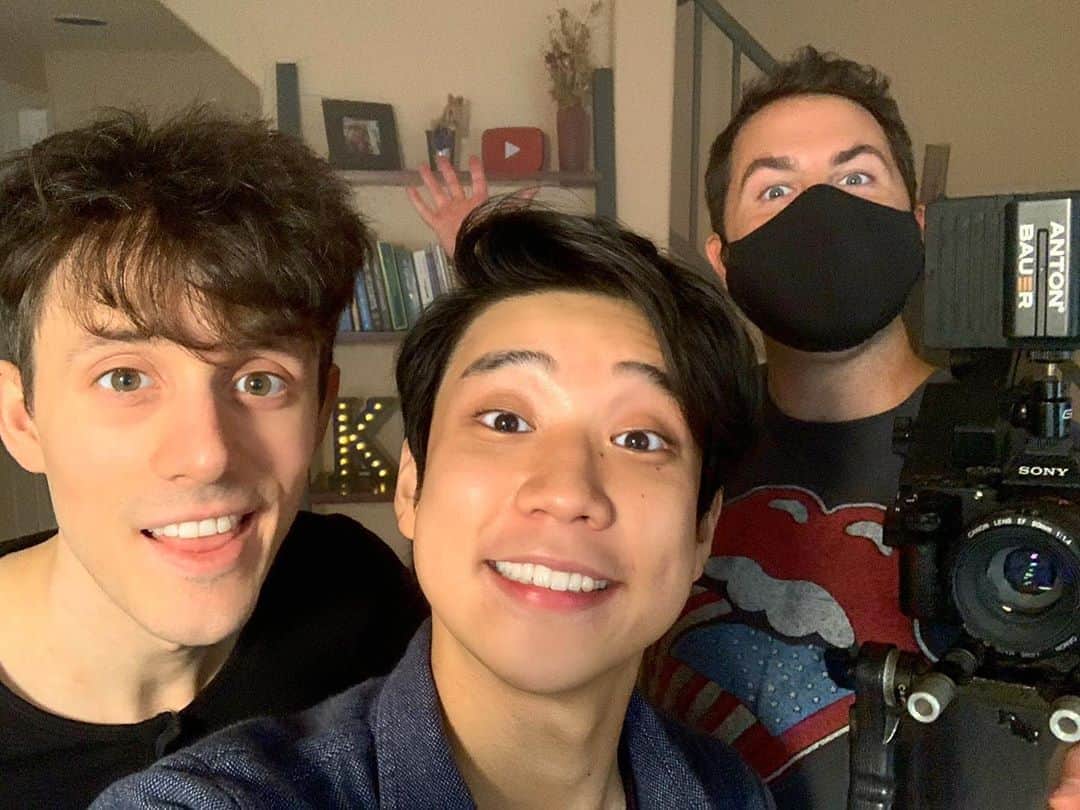 Eden Kaiのインスタグラム：「Now it’s time for a secret reveal...!! I was actually in LA few days ago (now in 14-day quarantine here in Hawaii. No worries guys, I feel great lol) and recorded / filmed a cover song with Kurt Hugo Schneider(A.K.A - King of YouTube Music) !!!😭🙌✨ The video will be uploaded on his bilibili channel pretty soon...!!  Can you guess what song we did?🤔 今まで秘密にしてましたが、実は数日前まで少しの間LAに滞在してました！(現在はハワイで14日間自宅で隔離状態。健康ですので御心配なく💦) 「YouTube Musicの王」として知られてます カート・ヒューゴ・シュナイダーさんとのカバー曲コラボが実現致しました！！✨ 8年ぐらい前から動画を拝見してました自分自身、話が決まった時は驚きを隠せませんでした😦 (彼をご存知の方も多くいらっしゃるのではないでしょうか)。 動画はカートさんのbilibiliチャンネルにもう直ぐ公開予定だそうです...！！ 何のカバー曲をしたのか、是非コメント欄にて予想してみて下さい😀 #KurtHugoSchneider #EdenKai #bilibili」