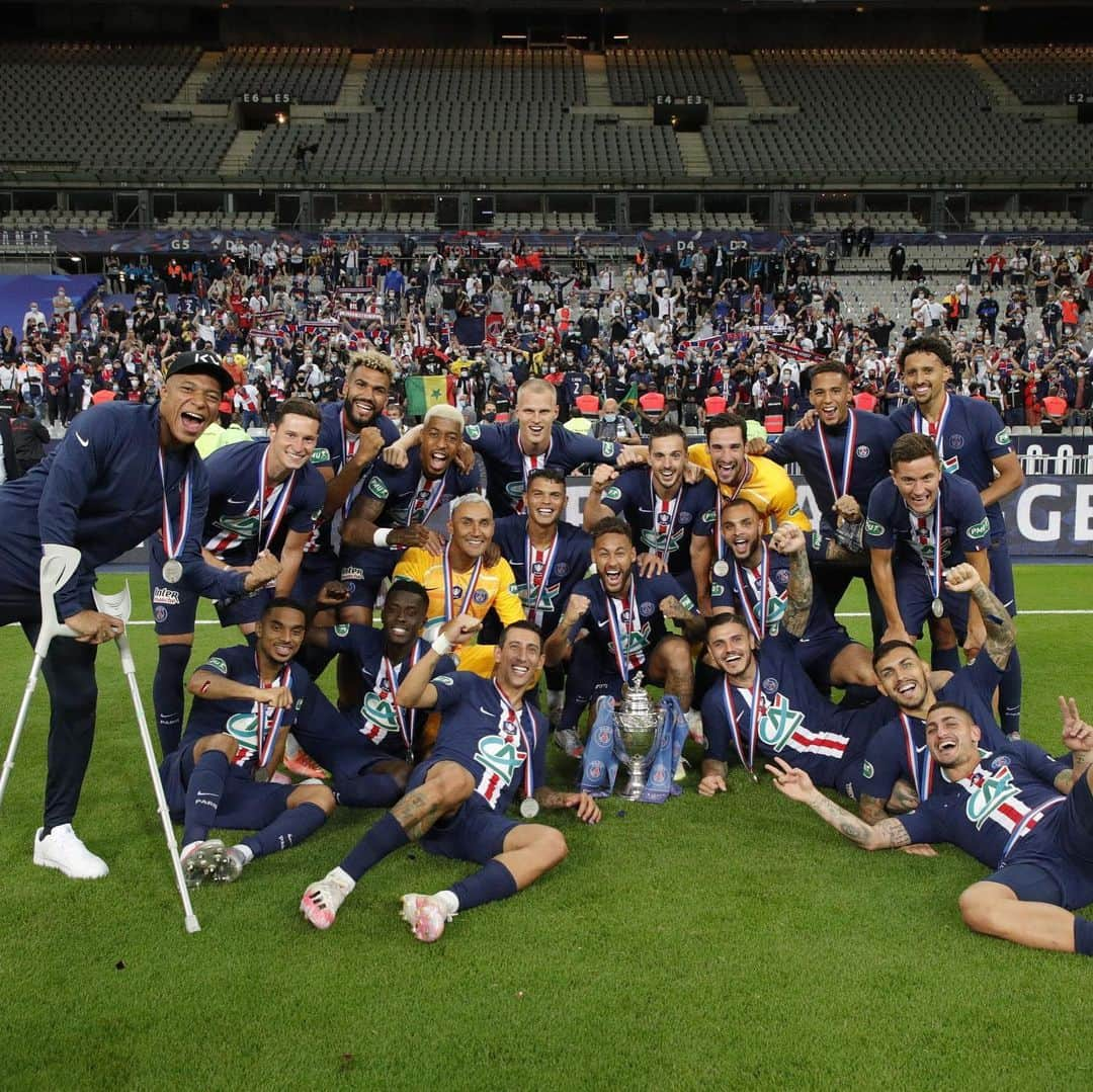 レアンドロ・ダニエル・パレデスさんのインスタグラム写真 - (レアンドロ・ダニエル・パレデスInstagram)「🏆 Campeones!!  #Allezparis #coupedefrance」7月25日 7時21分 - leoparedes20