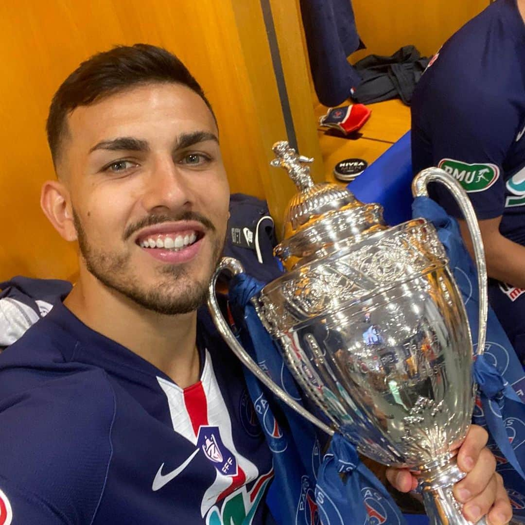 レアンドロ・ダニエル・パレデスさんのインスタグラム写真 - (レアンドロ・ダニエル・パレデスInstagram)「🏆 Campeones!!  #Allezparis #coupedefrance」7月25日 7時21分 - leoparedes20