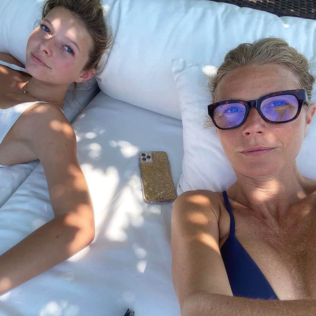 WHO WHAT WEARさんのインスタグラム写真 - (WHO WHAT WEARInstagram)「Tag your summer Friday partner in crime. ☀️ #TGIF photo: @gwynethpaltrow」7月25日 7時31分 - whowhatwear