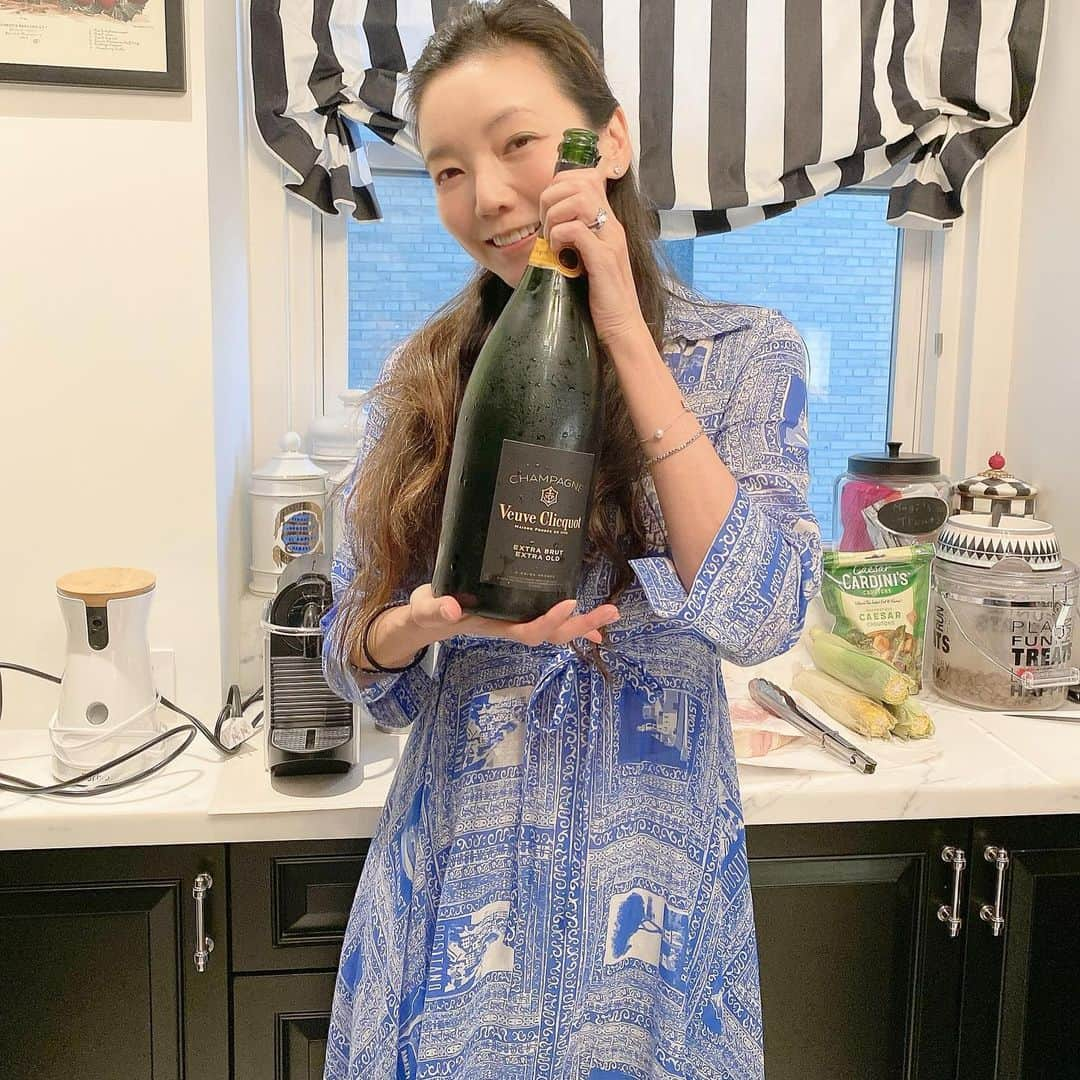 和央ようかさんのインスタグラム写真 - (和央ようかInstagram)「Magnum 🍾and 🥩 🥗🌽night 😂😂😂😂😂🐶🐶 Thank u for a beautiful night   爆笑😂そして美味しすぎる夜 😂😂😂😂😂🐶🐶 有難うございました😆😊👍  #takakonystylin🍎 #nylife #lifestyle #magnumchampagne #hanginthere」7月25日 7時42分 - yokawao0215