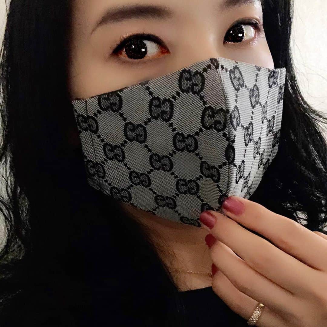 のインスタグラム：「@paresseuse_mayumi  子どもの頃からマイバッグ派で、最近の動きにフムフム♡と思っていたら…‼️ 昨日、毎日世界中で使い捨てにされている不織布マスクにマイクロプラスチックが含まれていると知りました。 サラッと話していて、聞き逃しそうになりましたが、これって今、レジ袋以上の量のはず！街中で落ちているのもよく見かけるし…。 布マスクよりも安全と言われているし、手に入りやすいから仕方がないの？ 効果が下がるらしいけれど、洗ったり、除菌スプレーしたりして再利用など、何か対策をしないと、後々大変なことになりそう😢🤔 #マスク #mask #不織布マスク #マイクロプラスチック #マイクロプラスチック問題 #microplastics #環境問題 #コロナ #コロナ対策 #25ans #beautymedalist #木村真弓 #environmentissues」