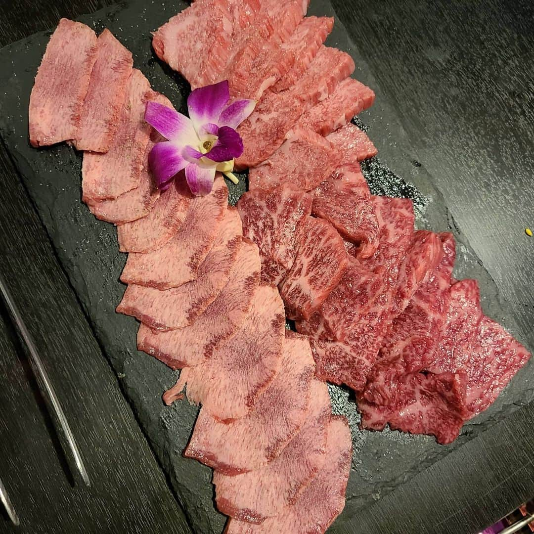 今堀恵理さんのインスタグラム写真 - (今堀恵理Instagram)「心斎橋の焼肉×お酒　ラヴァッシ  @la.vache.hs  に行ってきました  低温ヘルシーロースターを使った焼き肉のお店、服に匂いが付かない焼き肉です 食べた感じは少しレアな感じですがしっかり火が通ってるの😆 新食感でした  メス牛を使ってるからあっさりしてます。 コースは前菜盛り合わせやサラダ、お肉、そして炭水化物は無しだからヘルシーだし糖質制限してる方も食べれます  場所は心斎橋の駅から徒歩5分です  匂いの付かない焼肉コーデ Tシャツ　ルイヴィトン 帽子　BALENCIAGA 時計　@mavenjapan　 【eriimgu】クーポン ご使用で10パーセントオフになります。 (クーポン使用期限は本日より1年間)  #ヘルシー焼肉 #心斎橋グルメ #mavenwatches  #マベン  #マベンウォッチズ  #腕時計  #時計  #手元倶楽部」7月25日 7時48分 - eriimahori