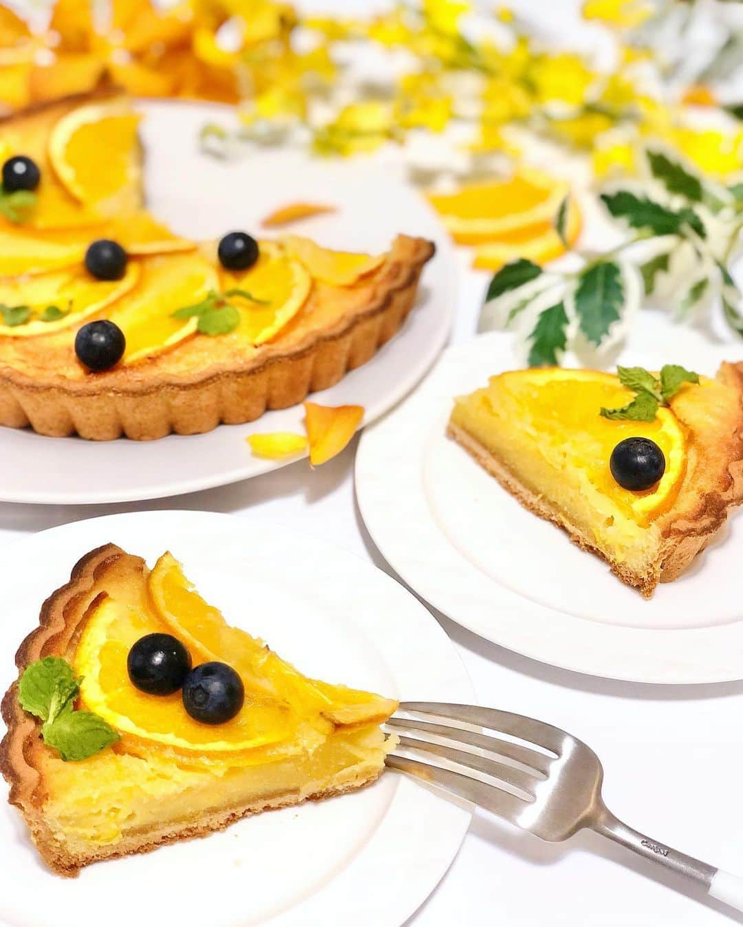 Manaさんのインスタグラム写真 - (ManaInstagram)「🍊🍰🧡 𝑶𝒓𝒂𝒏𝒈𝒆 𝒕𝒂𝒓𝒕🍴♡ おはようございます😊 I cooked healthy orange tart! This is a mild sweet taste. Great morning with a delicious food♥ . ヘルシーなオレンジタルトを作りました💕 お砂糖は控えめでオレンジはフレッシュのまま使用✨ . 生地にもたっぷりと果汁が含まれています😌 . 朝からビタミンをしっかり摂取して良い体づくり💪🏻 今日も素敵な日になりますように♪🌿 . . . #おはようございます #タルト #タルトケーキ #フルーツタルト #オレンジタルト # #cookingram #おうちごはん #おうちカフェ #料理上手になりたい #料理好き #料理女子 #オレンジケーキ #オレンジ #ビタミンc #丁寧な暮らし #簡単スイーツ #栄養補給 #楽しく補食 #食育 #おやつの時間 #料理研究家 #管理栄養士」7月25日 7時59分 - mana.tcy