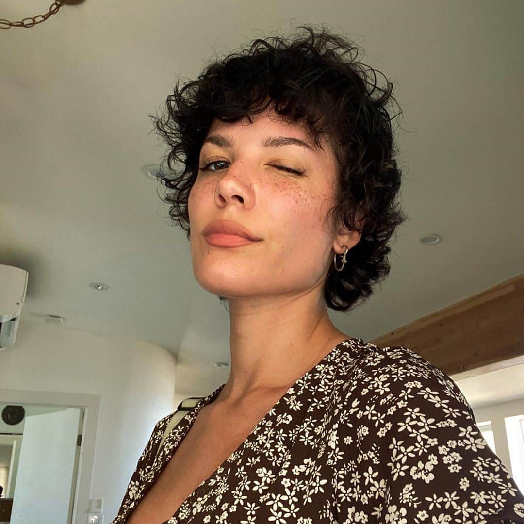 Halseyのインスタグラム：「In my defense I have none!」
