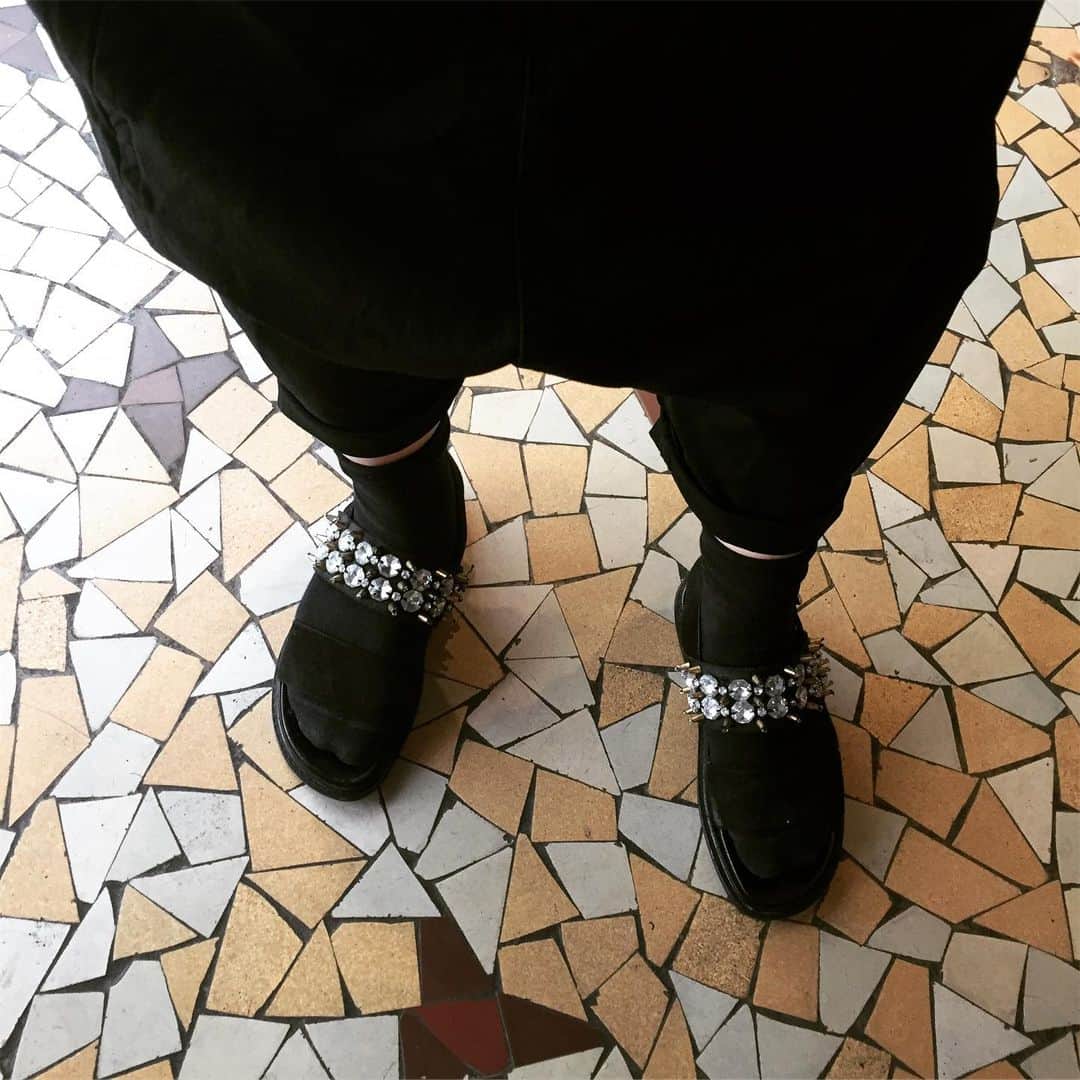 大森美希さんのインスタグラム写真 - (大森美希Instagram)「#キラキラ ✨#punk  このマルニのサンダルは確か6、7年前に購入したものだけど凄く気に入っていて流行とかに関係なくずっと履いている。  #marni #jeweledsandals #sandals #pants #sarouel #commedesgarcons #black #noir #shoeholic #loveshoes #style #fashion #ootd #mode #chaussures #今日のコーデ #マルニ #サンダル #サルエルパンツ #コムデギャルソン #ブラック #靴好き #靴好き女子 #ファッション #スタイル #デザイナー #モード #パリ生活」7月25日 8時00分 - mikiomori_