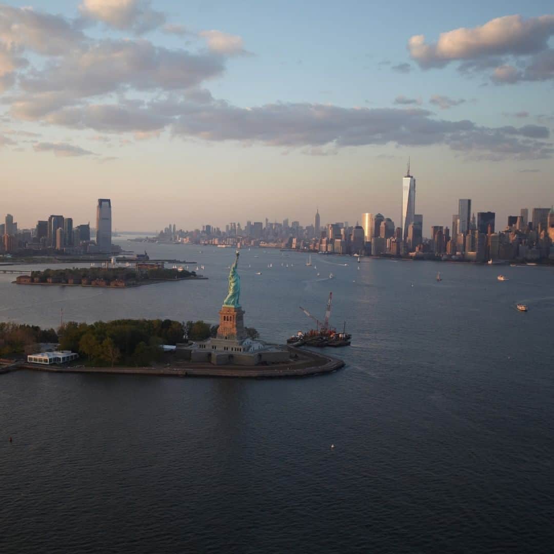 nyonairさんのインスタグラム写真 - (nyonairInstagram)「✨🗽❤️ 50% OFF ALL FLIGHTS! Use code WEEKEND50 at checkout! . . Buy Now, Schedule Later! Valid for 2 years. . . @flynyon @nyonair @nyonstudio #flynyon #nyonair #nyonstudio #nychelicopter #helicopter #newyorkcity #nyc #nycprimeshot #manhattan #icapture_nyc #ig_nycity #nycgo」7月25日 8時00分 - nyonair