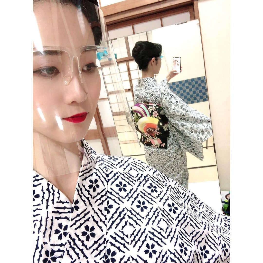 花柳まり草さんのインスタグラム写真 - (花柳まり草Instagram)「2020.7.19【紅の会浴衣会】 代打バッターの清元『玉屋』。  舞台裏ではフェイスシールド系女子✨  #日本舞踊家 #日本舞踊  #舞台 #芸術 #習い事 #踊り  #着物 #kimono #宝塚 #宝塚歌劇団 #宝塚og #花柳まり草 #me  #art #art_of_japan #dance #japanesedance #japanesedancer #kimono #fashion #takarazuka #love #marikusahanayagi」7月25日 8時01分 - marikusa.hanayagi