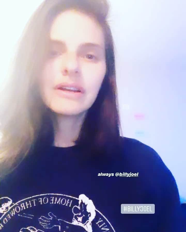 リンジー・クラフトのインスタグラム：「tonight! 7pm ig live. we #billysloel. with special guest lovely funny talented guy @williebhines slowin down the sounds of billy joel! @billyjoel #billyjoel #smalldreams4linz」
