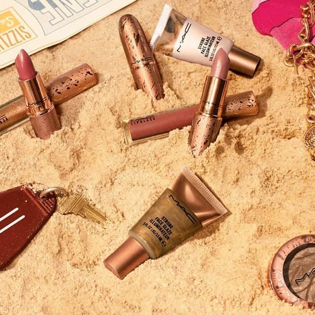 M·A·C Cosmetics BRさんのインスタグラム写真 - (M·A·C Cosmetics BRInstagram)「Consiga o tom do verão mesmo no inverno! Uma edição limitada em tons quentes pra dar aquele up na sua make. Com uma embalagem bronze metálica com design exclusivo de gotas de água.  Não perca essa chance! Marque alguém que precisa conhecer essa nova coleção. ✨  Conheça todos os produtos no nosso site maccosmetics.com.br. Experimente as cores online, em nossa ferramenta Virtual-Try-On.  #MACBronzer #MACBronzing #bronzer #lipstick #lipgloss #batom #sombra #verão #make  Edição limitada.」7月25日 8時15分 - maccosmeticsbrasil