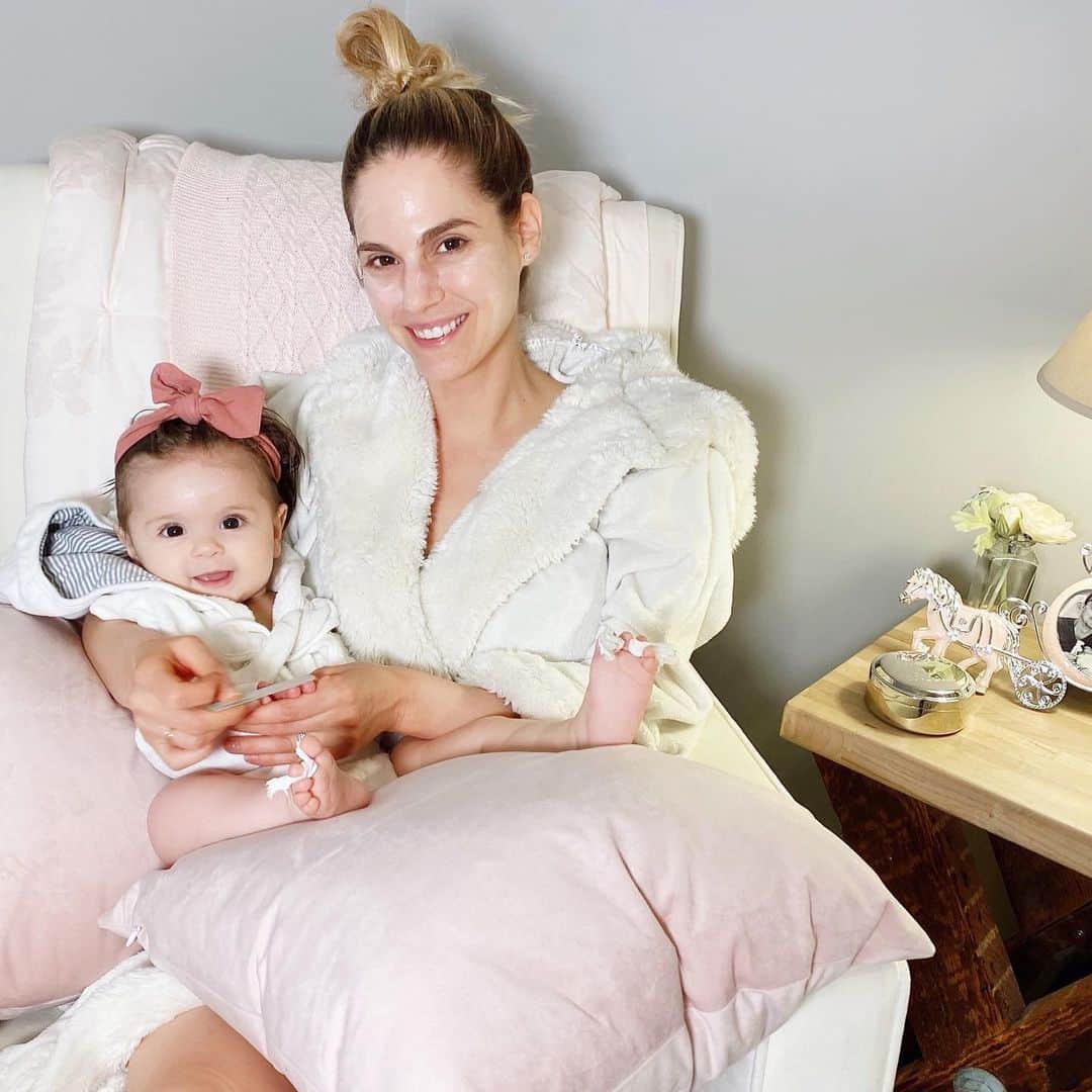 The Honest Companyさんのインスタグラム写真 - (The Honest CompanyInstagram)「Happy International #SelfCareDay! Here's how @kellylkruger celebrates #selfcare with baby Evie 💕 ⁣⁣ ⁣⁣ ✅ Bubble bath ⁣⁣ ✅ @Honest_Beauty 3-in-1 detox mud mask ⁣⁣ ✅ Honest purely sensitive face + body lotion for Evie⁣⁣ ✅ Manis ⁣⁣ ✅ Pedis ⁣⁣ ⁣⁣ Feel free to bring out the full at-home spa spread, but also just make sure you’re checking in with yourself, surrounding yourself with love, and drinking a little extra water today. You deserve to feel your best! (today and every day!) 💖#HonestCompany」7月25日 8時17分 - honest