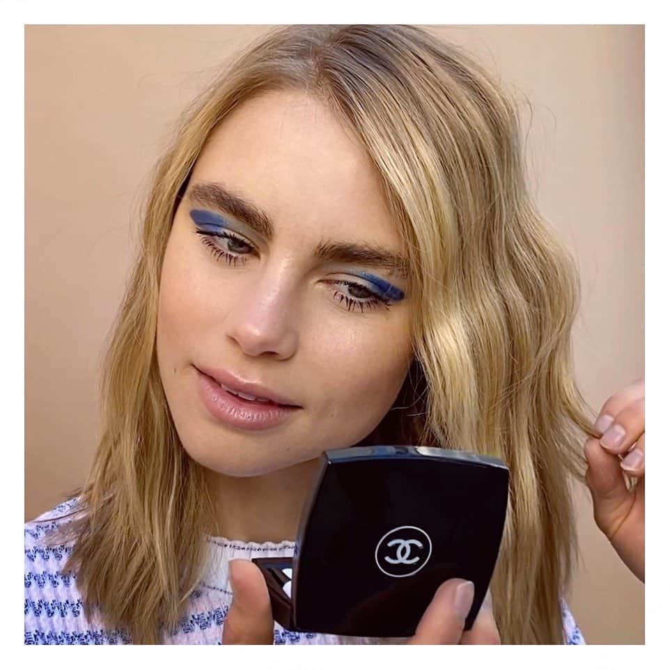 JO BAKERのインスタグラム：「L U C Y • F R Y  Cobalt corners.... a graphic , one eyeliner look on the delightful #lucyfry !! Had fun creating this simple yet statement look..  If you like it ..create your fav graphic eyeliner version and tag me so I can see ‼️  Products @welovecoco  🧿 1. STYLO YEUX WATERPROOF EYELINER IN FERVENT BLUE  2.BAUME ESSENTIEL MULTI-USE GLOW STICK IN SCULPTING  3.LE GEL SOURCILS EYEBROW GEL IN TRANSPARENT  4.LA BASE MASCARA LASH PRIMER  5.LE VOLUME REVOLUTION DE CHANEL MASCARA IN NOIR  6.ROUGE ALLURE VELVET LIP COLOUR IN EMOTIVE 💋   Makeup by me #jobakermakeupartist using @chanel.beauty #welovecoco #workingwithchanel #makeup #makeupartist #makeuplooks」