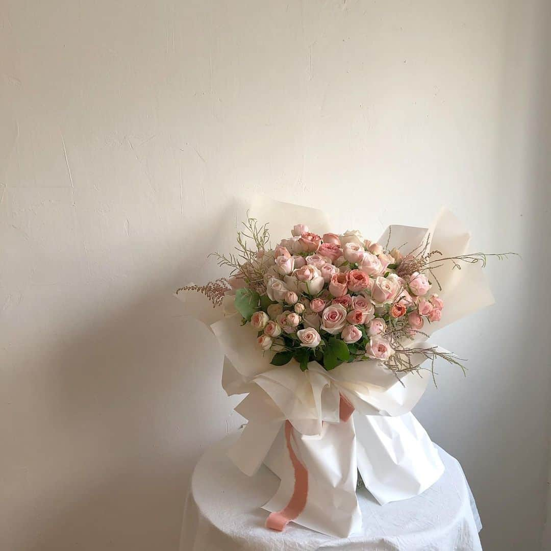 플로리스트 이주연 florist Lee Ju Yeonさんのインスタグラム写真 - (플로리스트 이주연 florist Lee Ju YeonInstagram)「. . 사랑둥이들 100송이 🤍 . . #바네스꽃다발 #vaness花束 #100송이꽃다발 #100송이장미  . 订花 WeChat ID vaness_flower 페이팔 결제 가능  클래스상시모집 당일꽃주문가능 . #수업문의 #주문예약 #lesson #Order  Katalk ID vaness52 WeChat ID vaness_flower E-mail vanessflower@naver.com . 강남구 역삼동608-16 📞02-545-6813 . #vanessflower #florist #flowershop #handtied #flowerlesson #花束 #花束包装 #바네스플라워 #플로리스트 #꽃다발 #부케 #플로리스트학원 #역삼역꽃집 #언주역꽃집 #플라워레슨 #꽃다발주문 #꽃수업 #꽃주문  #대관 #공간대여 #공간쉐어」7月25日 8時26分 - vanessflower