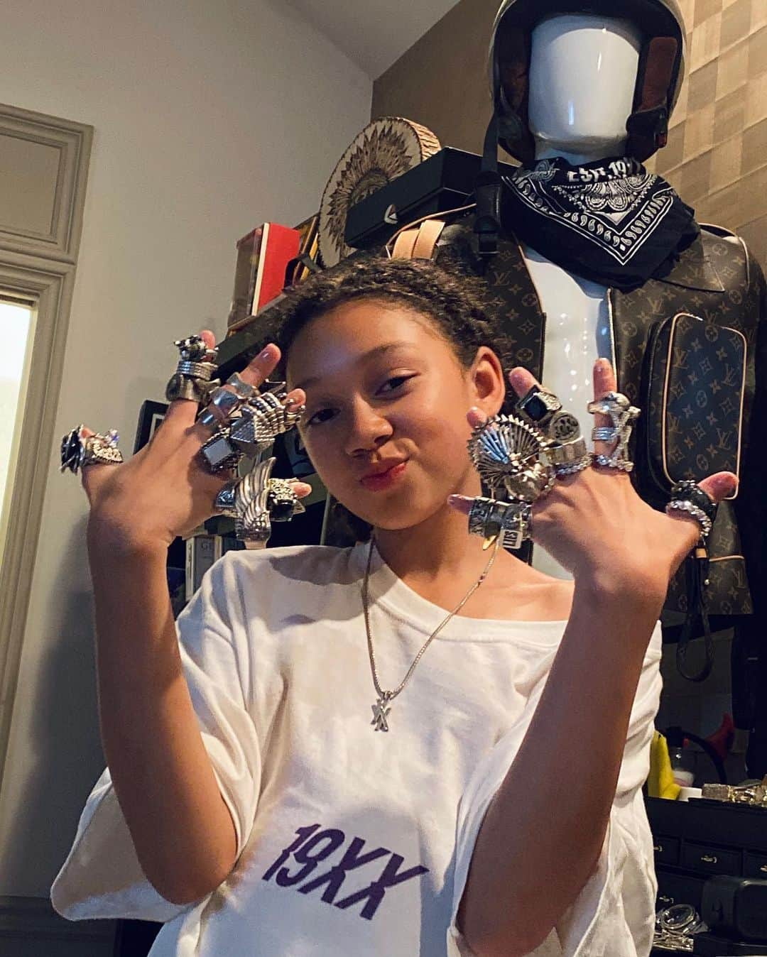 Young Gunnerさんのインスタグラム写真 - (Young GunnerInstagram)「the princess turned 11. 🥰👑🎂🖤 dassss my best friendddd 🎉🎉 #EST4life #TheBakers」7月25日 8時35分 - machinegunkelly